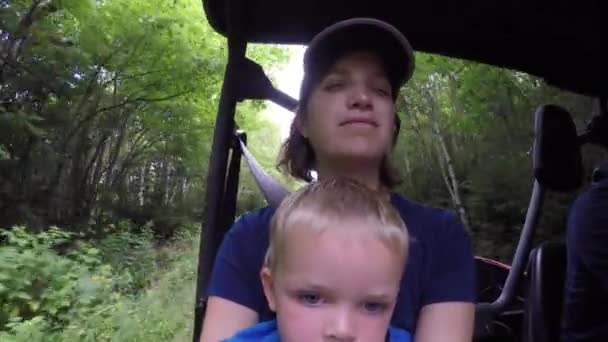 Montar en familia a través del bosque — Vídeos de Stock