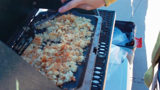 Mulher cozinhando batatas fritas — Vídeo de Stock