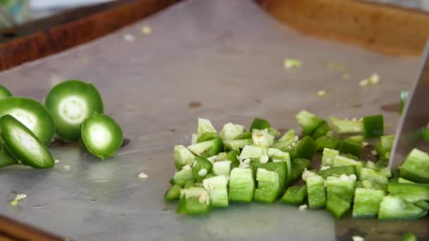 Mujer cortando jalapeños para salsa en su cocina — Vídeo de stock