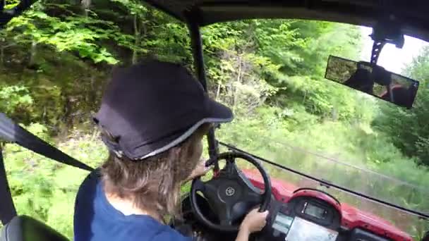 Mujer conduciendo en el bosque — Vídeo de stock