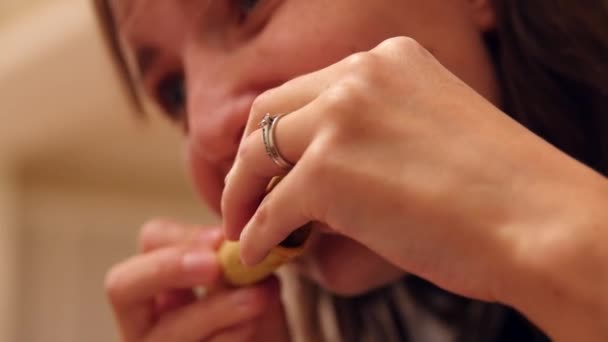 Vrouw eet een taco eten — Stockvideo