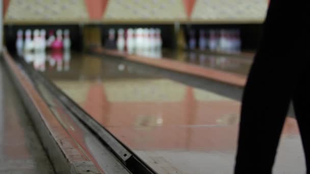 Vrouw raakt pinnen met bowling bal — Stockvideo