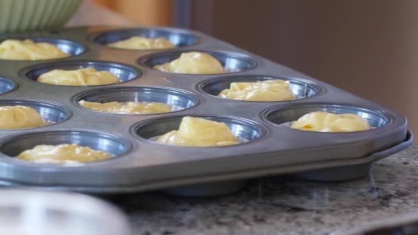 Mujer hace cupcakes en la cocina — Vídeo de stock