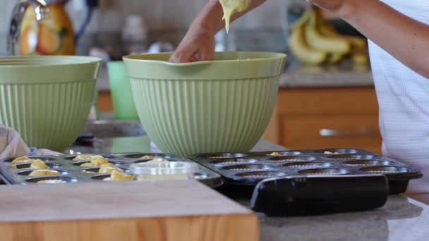 Mujer hace cupcakes en la cocina — Vídeos de Stock