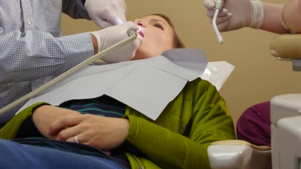 Mulher sentada na cadeira no consultório do dentista — Vídeo de Stock