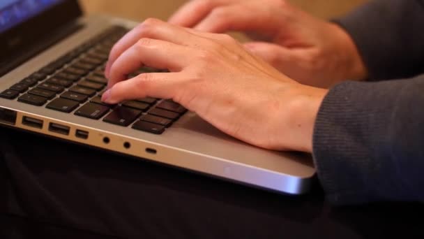 Tipos de mujer en un teclado portátil — Vídeo de stock