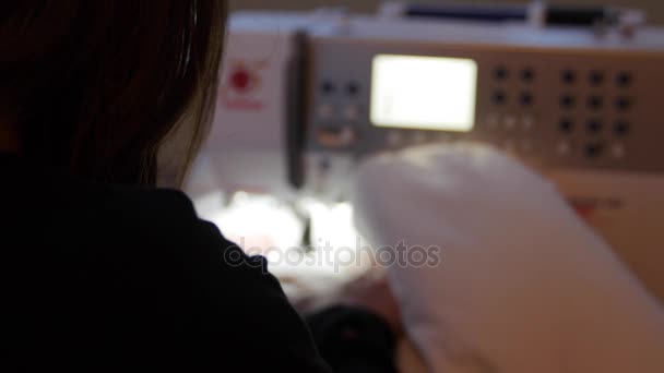 Mulher usando máquina de costura — Vídeo de Stock