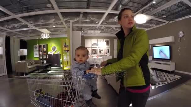 Frau mit Kindern betrachtet Möbel in Ikea — Stockvideo