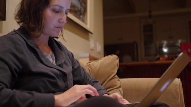 Γυναίκα που εργάζεται αργά τη νύχτα σε έναν υπολογιστή — Αρχείο Βίντεο