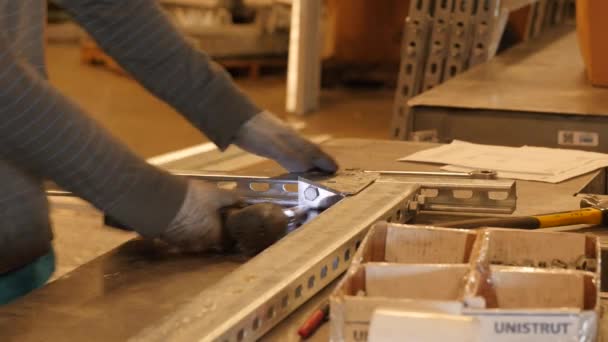 Trabajador poniendo piezas de metal togther en una fábrica — Vídeo de stock