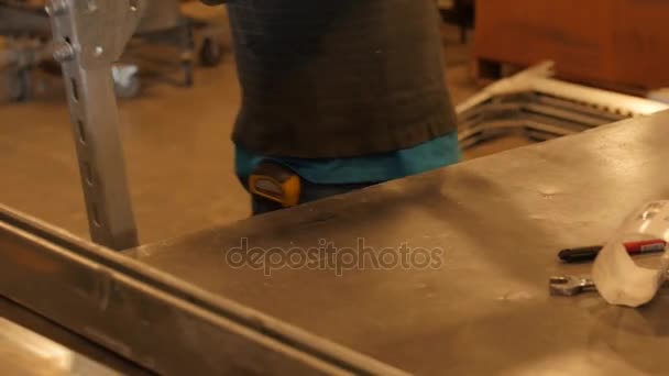 Εργαζόμενος βάζοντας togther κομμάτια μετάλλου σε εργοστάσιο — Αρχείο Βίντεο