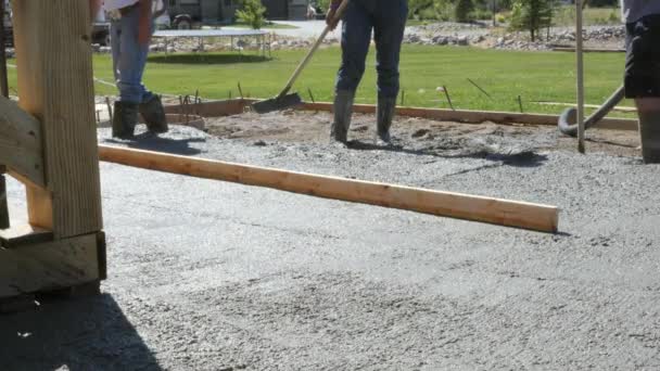 İşçiler bir taze döktü beton düzleme — Stok video