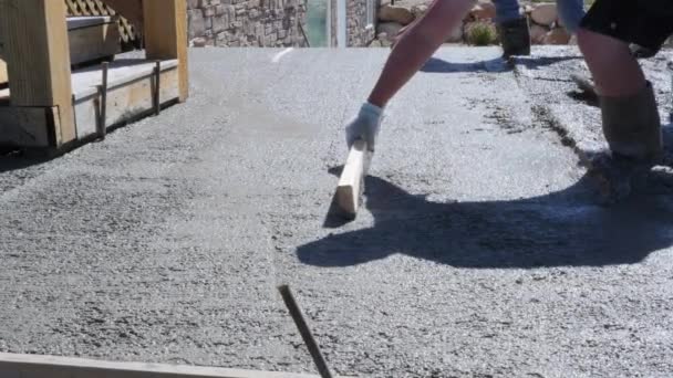 İşçiler düzeyi taze beton dökülür — Stok video