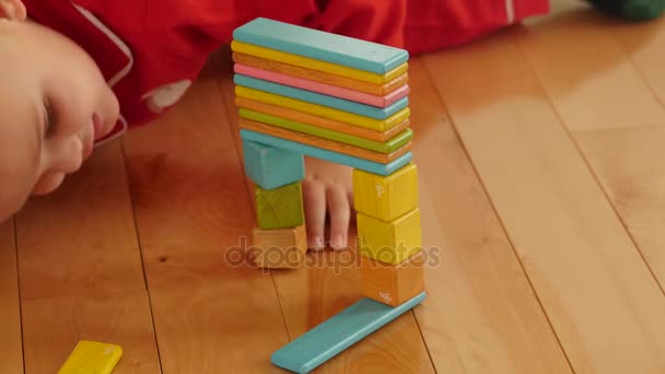 Jongen speelt op de verdieping met magnetische blokken — Stockvideo