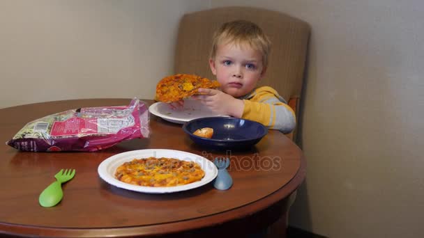 Familie eet magnetron pizza's voor het diner — Stockvideo