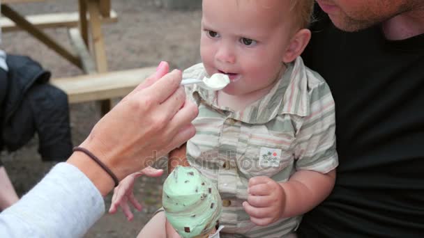 Ребенок ест мороженое в конусе — стоковое видео