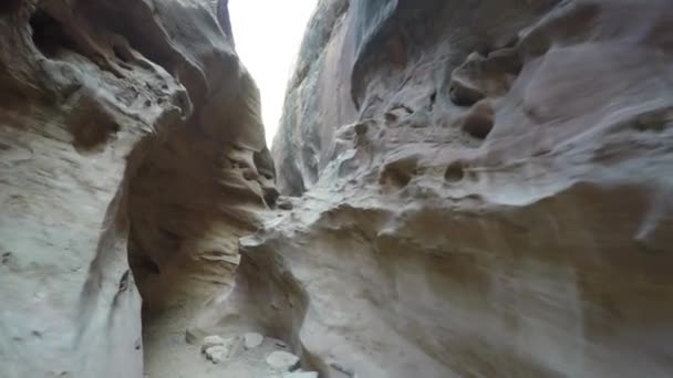 Túrázás-a vadon élő ló slot canyon — Stock videók