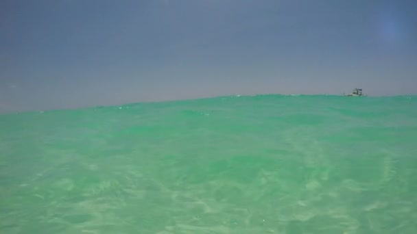 Oceano Caribe e iate perto de Cancún — Vídeo de Stock