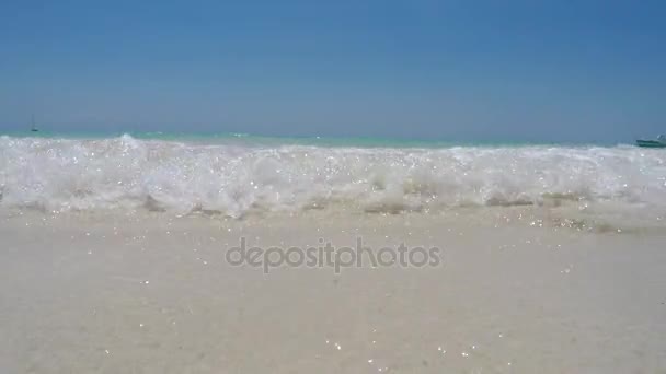 Ein schöner karibischer Sandstrand am Meer — Stockvideo