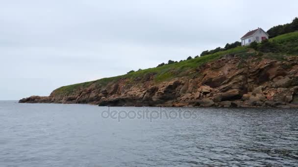 En vacker stuga på klippiga kusten av ön — Stockvideo