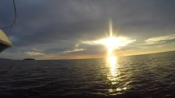 Barco grande durante la puesta del sol — Vídeo de stock