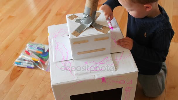 Un ragazzo colorare un robot fatto in casa — Video Stock