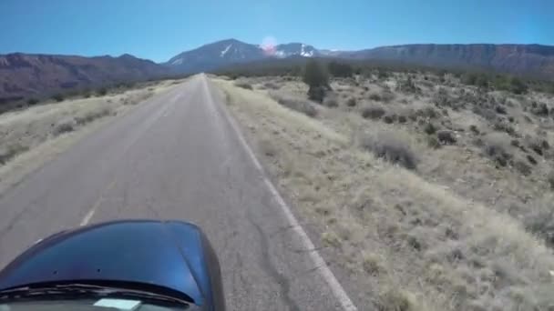 Автомобиль через пустыню Юта — стоковое видео