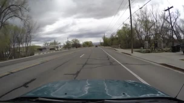 在犹他州的路上行驶的一辆车 — 图库视频影像