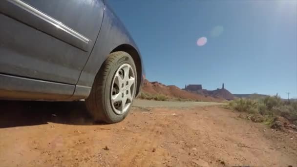 Auto přes Utah poušť — Stock video