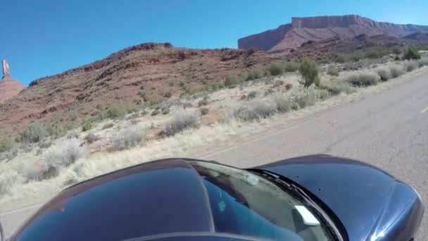 Auto rijden door de woestijn van Utah — Stockvideo