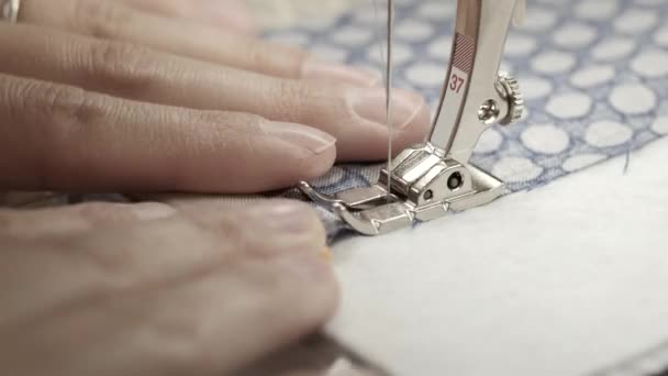 Mulher trabalhando no projeto de artesanato de costura — Vídeo de Stock
