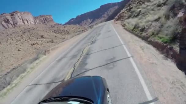 Bil som kör genom Utah öken — Stockvideo