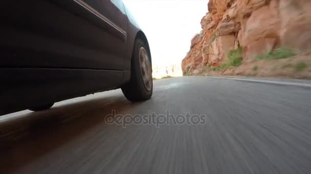 Carro dirigindo no deserto — Vídeo de Stock