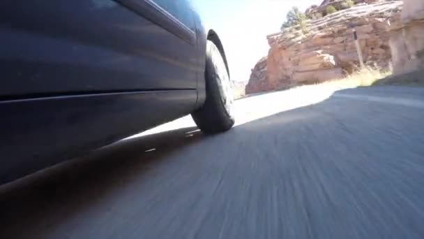 Carro dirigindo no deserto — Vídeo de Stock