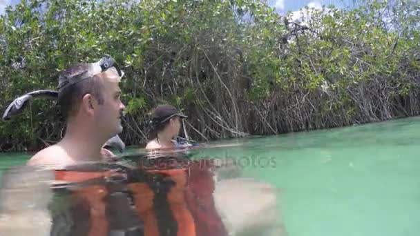 A couple floating down Mayan canal — Stock Video