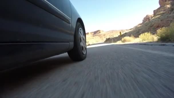 Coche conduciendo por el desierto en Utah — Vídeos de Stock