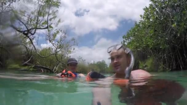 A couple floating down Mayan canal — Stock Video