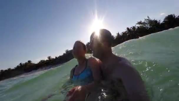 Una pareja nada en el agua del océano Caribe — Vídeos de Stock