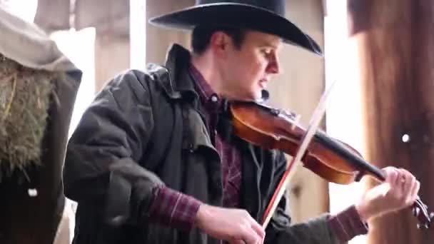 Ковбой играет на скрипке — стоковое видео