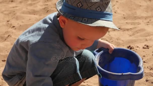 Little boy playing in sandy beach — Stock Video