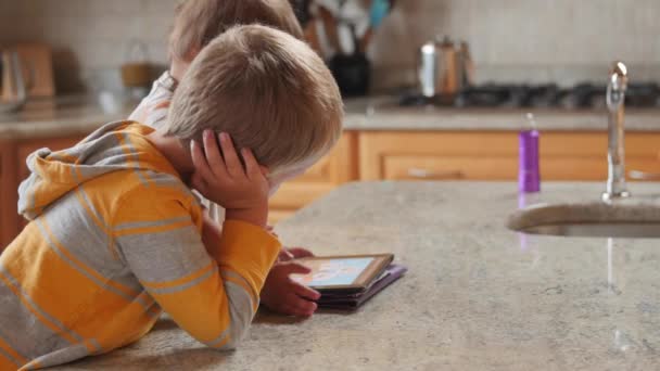 Meninos brincando com um iPad em casa — Vídeo de Stock