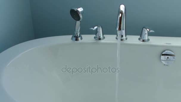 Вода из крана для ванны — стоковое видео
