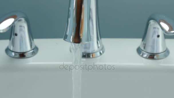Acqua che scorre da un rubinetto da bagno in metallo — Video Stock