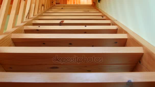 Figurka dolly strzał z drewna schody — Wideo stockowe