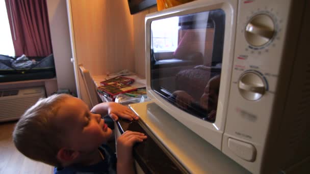 A family cooking frozen pizza — Stock Video