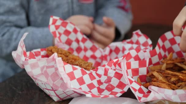 Una familia come fuera de un restaurante — Vídeos de Stock