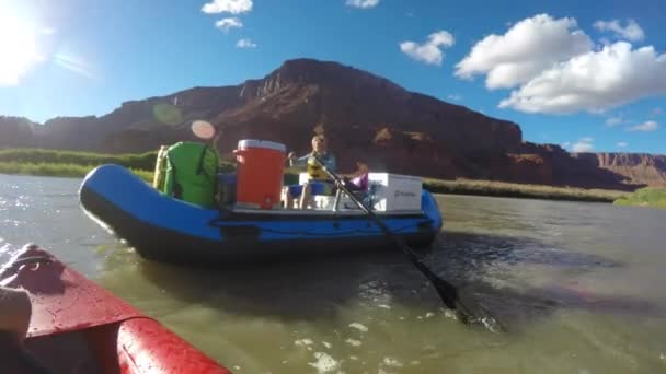 Une famille dans des kayaks et des tubes sur le fleuve Colorado — Video