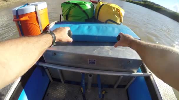 Une famille dans les kayaks et les radeaux — Video