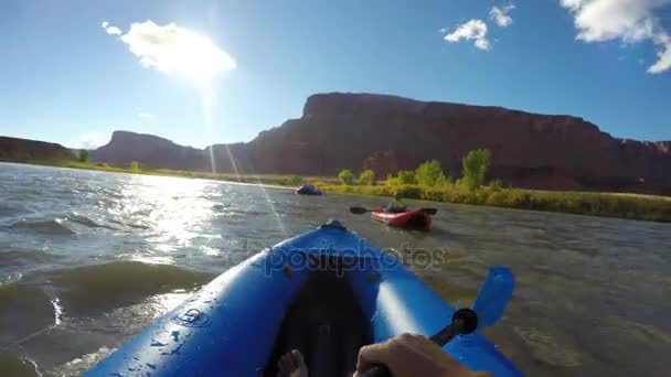 Una familia en kayaks en el río Colorado — Vídeo de stock