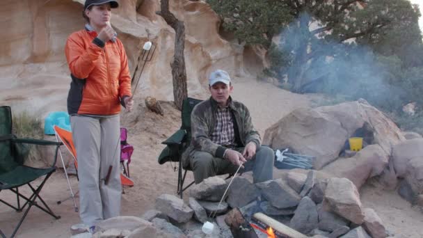 Een familie marshmallow smores rond vuur maken — Stockvideo